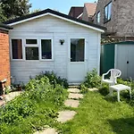 Mini Cabin In A Quiet Area